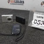 LOTE 053 - 02 CÂMERAS DE FOTOGRÁFICAS E 01 CÂMERA DE VÍDEO DE BOLSO. (NO ESTADO) ATENÇÃO! FAZER A VISITAÇÃO ANTES DE ARREMATAR, NÃO SABEMOS SE FUNCIONA. LEILÃO NÃO TEM GARANTIA E NEM DEVOLUÇÃO, SUJEITO A POSSÍVEIS AVARIAS VISÍVEIS/OCULTAS E/OU AUSÊNCIA DE COMPONENTES.