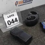 LOTE 044 - 02 RÁDIOS COMUNICADORES COM BASE DE CARREGADOR. (NO ESTADO) ATENÇÃO! FAZER A VISITAÇÃO ANTES DE ARREMATAR, NÃO SABEMOS SE FUNCIONA. LEILÃO NÃO TEM GARANTIA E NEM DEVOLUÇÃO, SUJEITO A POSSÍVEIS AVARIAS VISÍVEIS/OCULTAS E/OU AUSÊNCIA DE COMPONENTES.