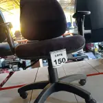 LOTE 150 - 01 CADEIRA DE ESCRITÓRIO COM RODINHAS. (NO ESTADO) ATENÇÃO! FAZER A VISITAÇÃO ANTES DE ARREMATAR, NÃO SABEMOS SE FUNCIONA. LEILÃO NÃO TEM GARANTIA E NEM DEVOLUÇÃO, SUJEITO A POSSÍVEIS AVARIAS VISÍVEIS/OCULTAS E/OU AUSÊNCIA DE COMPONENTES.