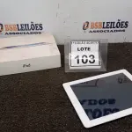 LOTE 103 - 01 IPAD 16G NA CAIXA. (NO ESTADO) ATENÇÃO! FAZER A VISITAÇÃO ANTES DE ARREMATAR, NÃO SABEMOS SE FUNCIONA. LEILÃO NÃO TEM GARANTIA E NEM DEVOLUÇÃO, SUJEITO A POSSÍVEIS AVARIAS VISÍVEIS/OCULTAS E/OU AUSÊNCIA DE COMPONENTES.