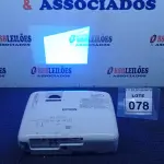 LOTE 078 - 01 PROJETOR MARCA EPSON. (NO ESTADO) ATENÇÃO! FAZER A VISITAÇÃO ANTES DE ARREMATAR, NÃO SABEMOS SE FUNCIONA. LEILÃO NÃO TEM GARANTIA E NEM DEVOLUÇÃO, SUJEITO A POSSÍVEIS AVARIAS VISÍVEIS/OCULTAS E/OU AUSÊNCIA DE COMPONENTES.