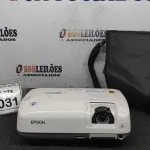 LOTE 031 - 01 PROJETOR COM CASE MARCA EPSON. (NO ESTADO) ATENÇÃO! FAZER A VISITAÇÃO ANTES DE ARREMATAR, NÃO SABEMOS SE FUNCIONA. LEILÃO NÃO TEM GARANTIA E NEM DEVOLUÇÃO, SUJEITO A POSSÍVEIS AVARIAS VISÍVEIS/OCULTAS E/OU AUSÊNCIA DE COMPONENTES.