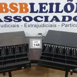 LOTE 148 - 02 GAVETAS DE DINHEIRO. (NO ESTADO) ATENÇÃO! FAZER A VISITAÇÃO ANTES DE ARREMATAR, NÃO SABEMOS SE FUNCIONA. LEILÃO NÃO TEM GARANTIA E NEM DEVOLUÇÃO, SUJEITO A POSSÍVEIS AVARIAS VISÍVEIS/OCULTAS E/OU AUSÊNCIA DE COMPONENTES.