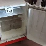 LOTE 128 - 01 FRIGOBAR 220V MARCA CONSUL. (NO ESTADO) ATENÇÃO! FAZER A VISITAÇÃO ANTES DE ARREMATAR, NÃO SABEMOS SE FUNCIONA. LEILÃO NÃO TEM GARANTIA E NEM DEVOLUÇÃO, SUJEITO A POSSÍVEIS AVARIAS VISÍVEIS/OCULTAS E/OU AUSÊNCIA DE COMPONENTES.