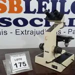 LOTE 175 - 01 MICROSCÓPIO. (NO ESTADO) ATENÇÃO! FAZER A VISITAÇÃO ANTES DE ARREMATAR, NÃO SABEMOS SE FUNCIONA. LEILÃO NÃO TEM GARANTIA E NEM DEVOLUÇÃO, SUJEITO A POSSÍVEIS AVARIAS VISÍVEIS/OCULTAS E/OU AUSÊNCIA DE COMPONENTES.