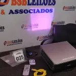 LOTE 025 - 01 PROJETOR COM CASE E CABOS MARCA SONNY. (NO ESTADO) ATENÇÃO! FAZER A VISITAÇÃO ANTES DE ARREMATAR, NÃO SABEMOS SE FUNCIONA. LEILÃO NÃO TEM GARANTIA E NEM DEVOLUÇÃO, SUJEITO A POSSÍVEIS AVARIAS VISÍVEIS/OCULTAS E/OU AUSÊNCIA DE COMPONENTES.