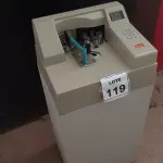 LOTE 119 - 01 MÁQUINA DE CONTAGEM DE CÉDULAS A VÁCUO. (NO ESTADO) ATENÇÃO! FAZER A VISITAÇÃO ANTES DE ARREMATAR, NÃO SABEMOS SE FUNCIONA. LEILÃO NÃO TEM GARANTIA E NEM DEVOLUÇÃO, SUJEITO A POSSÍVEIS AVARIAS VISÍVEIS/OCULTAS E/OU AUSÊNCIA DE COMPONENTES.