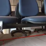 LOTE 100 - 01 LONGARINA COM 03 LUGARES. (NO ESTADO) ATENÇÃO! FAZER A VISITAÇÃO ANTES DE ARREMATAR, NÃO SABEMOS SE FUNCIONA. LEILÃO NÃO TEM GARANTIA E NEM DEVOLUÇÃO, SUJEITO A POSSÍVEIS AVARIAS VISÍVEIS/OCULTAS E/OU AUSÊNCIA DE COMPONENTES.