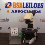 LOTE 162 - 01 MICROSCÓPIO. (NO ESTADO) ATENÇÃO! FAZER A VISITAÇÃO ANTES DE ARREMATAR, NÃO SABEMOS SE FUNCIONA. LEILÃO NÃO TEM GARANTIA E NEM DEVOLUÇÃO, SUJEITO A POSSÍVEIS AVARIAS VISÍVEIS/OCULTAS E/OU AUSÊNCIA DE COMPONENTES.