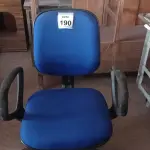 LOTE 190 - 01 CADEIRA DE ESCRITÓRIO COM RODINHAS. (NO ESTADO) ATENÇÃO! FAZER A VISITAÇÃO ANTES DE ARREMATAR, NÃO SABEMOS SE FUNCIONA. LEILÃO NÃO TEM GARANTIA E NEM DEVOLUÇÃO, SUJEITO A POSSÍVEIS AVARIAS VISÍVEIS/OCULTAS E/OU AUSÊNCIA DE COMPONENTES.