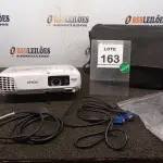 LOTE 163 - 01 PROJETOR COM CASE E CABOS MARCA EPSON. (NO ESTADO) ATENÇÃO! FAZER A VISITAÇÃO ANTES DE ARREMATAR, NÃO SABEMOS SE FUNCIONA. LEILÃO NÃO TEM GARANTIA E NEM DEVOLUÇÃO, SUJEITO A POSSÍVEIS AVARIAS VISÍVEIS/OCULTAS E/OU AUSÊNCIA DE COMPONENTES.