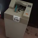 LOTE 119 - 01 MÁQUINA DE CONTAGEM DE CÉDULAS A VÁCUO. (NO ESTADO) ATENÇÃO! FAZER A VISITAÇÃO ANTES DE ARREMATAR, NÃO SABEMOS SE FUNCIONA. LEILÃO NÃO TEM GARANTIA E NEM DEVOLUÇÃO, SUJEITO A POSSÍVEIS AVARIAS VISÍVEIS/OCULTAS E/OU AUSÊNCIA DE COMPONENTES.
