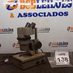 LOTE 138 - 01 MICROSCÓPIO. (NO ESTADO) ATENÇÃO! FAZER A VISITAÇÃO ANTES DE ARREMATAR, NÃO SABEMOS SE FUNCIONA. LEILÃO NÃO TEM GARANTIA E NEM DEVOLUÇÃO, SUJEITO A POSSÍVEIS AVARIAS VISÍVEIS/OCULTAS E/OU AUSÊNCIA DE COMPONENTES.