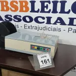 LOTE 161 - 01 EMBALADEIRA. (NO ESTADO) ATENÇÃO! FAZER A VISITAÇÃO ANTES DE ARREMATAR, NÃO SABEMOS SE FUNCIONA. LEILÃO NÃO TEM GARANTIA E NEM DEVOLUÇÃO, SUJEITO A POSSÍVEIS AVARIAS VISÍVEIS/OCULTAS E/OU AUSÊNCIA DE COMPONENTES.