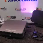 LOTE 025 - 01 PROJETOR COM CASE E CABOS MARCA SONNY. (NO ESTADO) ATENÇÃO! FAZER A VISITAÇÃO ANTES DE ARREMATAR, NÃO SABEMOS SE FUNCIONA. LEILÃO NÃO TEM GARANTIA E NEM DEVOLUÇÃO, SUJEITO A POSSÍVEIS AVARIAS VISÍVEIS/OCULTAS E/OU AUSÊNCIA DE COMPONENTES.