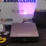 LOTE 025 - 01 PROJETOR COM CASE E CABOS MARCA SONNY. (NO ESTADO) ATENÇÃO! FAZER A VISITAÇÃO ANTES DE ARREMATAR, NÃO SABEMOS SE FUNCIONA. LEILÃO NÃO TEM GARANTIA E NEM DEVOLUÇÃO, SUJEITO A POSSÍVEIS AVARIAS VISÍVEIS/OCULTAS E/OU AUSÊNCIA DE COMPONENTES.