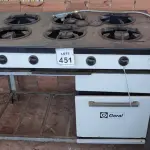 LOTE 451 - 01 FOGÃO INDUSTRIAL COM 06 BOCAS. (NO ESTADO) ATENÇÃO! FAZER A VISITAÇÃO ANTES DE ARREMATAR, NÃO SABEMOS SE FUNCIONA. LEILÃO NÃO TEM GARANTIA E NEM DEVOLUÇÃO, SUJEITO A POSSÍVEIS AVARIAS VISÍVEIS/OCULTAS E/OU AUSÊNCIA DE COMPONENTES.