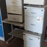 LOTE 337 - 04 GAVETEIROS E 01 MESA DE COMPUTADOR. (NO ESTADO) ATENÇÃO! FAZER A VISITAÇÃO ANTES DE ARREMATAR, NÃO SABEMOS SE FUNCIONA, LEILÃO NÃO TEM GARANTIA E NEM DEVOLUÇÃO, SUJEITO A POSSÍVEIS AVARIAS VISÍVEIS/OCULTAS E/OU AUSÊNCIA DE COMPONENTES.