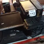 LOTE 112 - 05 MONITORES LCD, 10 TECLADOS DE PC E 02 GABINETES. (NO ESTADO) ATENÇÃO! FAZER A VISITAÇÃO ANTES DE ARREMATAR, NÃO SABEMOS SE FUNCIONA. LEILÃO NÃO TEM GARANTIA E NEM DEVOLUÇÃO, SUJEITO A POSSÍVEIS AVARIAS VISÍVEIS/OCULTAS E/OU AUSÊNCIA DE COMPONENTES.