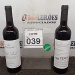 LOTE 039 - 02 GARRAFAS DE VINHO TINTO VALA REAL PORTUGUÊS SAFRA 2019 750ML. (NO ESTADO) ATENÇÃO! FAZER A VISITAÇÃO ANTES DE ARREMATAR, NÃO SABEMOS SE FUNCIONA, LEILÃO NÃO TEM GARANTIA E NEM DEVOLUÇÃO, SUJEITO A POSSÍVEIS AVARIAS VISÍVEIS/OCULTAS E/OU AUSÊNCIA DE COMPONENTES.