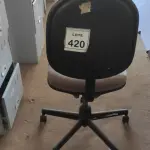 LOTE 420 - 01 CADEIRA DE ESCRITÓRIO COM RODINHAS. (NO ESTADO) ATENÇÃO! FAZER A VISITAÇÃO ANTES DE ARREMATAR, NÃO SABEMOS SE FUNCIONA. LEILÃO NÃO TEM GARANTIA E NEM DEVOLUÇÃO, SUJEITO A POSSÍVEIS AVARIAS VISÍVEIS/OCULTAS E/OU AUSÊNCIA DE COMPONENTES.