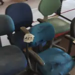 LOTE 421 - 05 CADEIRAS DE ESCRITÓRIO SENDO 04 DE RODINHAS E 01 COM PÉS FIXOS. (NO ESTADO) ATENÇÃO! FAZER A VISITAÇÃO ANTES DE ARREMATAR, NÃO SABEMOS SE FUNCIONA. LEILÃO NÃO TEM GARANTIA E NEM DEVOLUÇÃO, SUJEITO A POSSÍVEIS AVARIAS VISÍVEIS/OCULTAS E/OU AUSÊNCIA DE COMPONENTES.