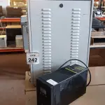 LOTE 242 - 01 NOBREAK MARCA LACERDA E UM BANCO DE BATERIAS COM 06 BATERIAS. (NO ESTADO) ATENÇÃO! FAZER A VISITAÇÃO ANTES DE ARREMATAR, NÃO SABEMOS SE FUNCIONA, LEILÃO NÃO TEM GARANTIA E NEM DEVOLUÇÃO, SUJEITO A POSSÍVEIS AVARIAS VISÍVEIS/OCULTAS E/OU AUSÊNCIA DE COMPONENTES.