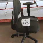 LOTE 425 - 01 CADEIRA DE ESCRITÓRIO COM RODINHAS. (NO ESTADO) ATENÇÃO! FAZER A VISITAÇÃO ANTES DE ARREMATAR, NÃO SABEMOS SE FUNCIONA. LEILÃO NÃO TEM GARANTIA E NEM DEVOLUÇÃO, SUJEITO A POSSÍVEIS AVARIAS VISÍVEIS/OCULTAS E/OU AUSÊNCIA DE COMPONENTES.