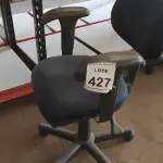 LOTE 427 - 01 CADEIRA DE ESCRITÓRIO COM RODINHAS. (NO ESTADO) ATENÇÃO! FAZER A VISITAÇÃO ANTES DE ARREMATAR, NÃO SABEMOS SE FUNCIONA. LEILÃO NÃO TEM GARANTIA E NEM DEVOLUÇÃO, SUJEITO A POSSÍVEIS AVARIAS VISÍVEIS/OCULTAS E/OU AUSÊNCIA DE COMPONENTES.