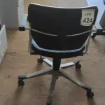 LOTE 424 - 01 CADEIRA DE ESCRITÓRIO COM RODINHAS. (NO ESTADO) ATENÇÃO! FAZER A VISITAÇÃO ANTES DE ARREMATAR, NÃO SABEMOS SE FUNCIONA. LEILÃO NÃO TEM GARANTIA E NEM DEVOLUÇÃO, SUJEITO A POSSÍVEIS AVARIAS VISÍVEIS/OCULTAS E/OU AUSÊNCIA DE COMPONENTES.