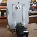 LOTE 242 - 01 NOBREAK MARCA LACERDA E UM BANCO DE BATERIAS COM 06 BATERIAS. (NO ESTADO) ATENÇÃO! FAZER A VISITAÇÃO ANTES DE ARREMATAR, NÃO SABEMOS SE FUNCIONA, LEILÃO NÃO TEM GARANTIA E NEM DEVOLUÇÃO, SUJEITO A POSSÍVEIS AVARIAS VISÍVEIS/OCULTAS E/OU AUSÊNCIA DE COMPONENTES.