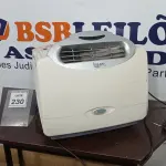 LOTE 230 - 01 AR CONDICIONADO PORTÁTIL 13000 BTU OLIMPIA SPLENDID. (NO ESTADO) ATENÇÃO! FAZER A VISITAÇÃO ANTES DE ARREMATAR, NÃO SABEMOS SE FUNCIONA, LEILÃO NÃO TEM GARANTIA E NEM DEVOLUÇÃO, SUJEITO A POSSÍVEIS AVARIAS VISÍVEIS/OCULTAS E/OU AUSÊNCIA DE COMPONENTES.