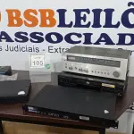 LOTE 105 - 02 RECEPTORES DE TV COM CONTROLE, 01 RECEIVER SR-130 MARCA CCE, 01 APARELHO DE DVD DV-344 MARCA PIONEER E 01 CONTROLADOR SAN 6500N MARCA ATTO. (NO ESTADO) ATENÇÃO! FAZER A VISITAÇÃO ANTES DE ARREMATAR, NÃO SABEMOS SE FUNCIONA. LEILÃO NÃO TEM GARANTIA E NEM DEVOLUÇÃO, SUJEITO A POSSÍVEIS AVARIAS VISÍVEIS/OCULTAS E/OU AUSÊNCIA DE COMPONENTES.