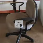 LOTE 419 - 01 CADEIRA DE ESCRITÓRIO COM RODINHAS. (NO ESTADO) ATENÇÃO! FAZER A VISITAÇÃO ANTES DE ARREMATAR, NÃO SABEMOS SE FUNCIONA. LEILÃO NÃO TEM GARANTIA E NEM DEVOLUÇÃO, SUJEITO A POSSÍVEIS AVARIAS VISÍVEIS/OCULTAS E/OU AUSÊNCIA DE COMPONENTES.