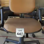 LOTE 442 - 01 CADEIRA DE ESCRITÓRIO COM RODINHAS. (NO ESTADO) ATENÇÃO! FAZER A VISITAÇÃO ANTES DE ARREMATAR, NÃO SABEMOS SE FUNCIONA. LEILÃO NÃO TEM GARANTIA E NEM DEVOLUÇÃO, SUJEITO A POSSÍVEIS AVARIAS VISÍVEIS/OCULTAS E/OU AUSÊNCIA DE COMPONENTES.