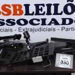 LOTE 330 - 05 SUPORTES DE MONITORES. (NO ESTADO) ATENÇÃO! FAZER A VISITAÇÃO ANTES DE ARREMATAR, NÃO SABEMOS SE FUNCIONA, LEILÃO NÃO TEM GARANTIA E NEM DEVOLUÇÃO, SUJEITO A POSSÍVEIS AVARIAS VISÍVEIS/OCULTAS E/OU AUSÊNCIA DE COMPONENTES.