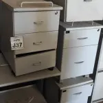 LOTE 337 - 04 GAVETEIROS E 01 MESA DE COMPUTADOR. (NO ESTADO) ATENÇÃO! FAZER A VISITAÇÃO ANTES DE ARREMATAR, NÃO SABEMOS SE FUNCIONA, LEILÃO NÃO TEM GARANTIA E NEM DEVOLUÇÃO, SUJEITO A POSSÍVEIS AVARIAS VISÍVEIS/OCULTAS E/OU AUSÊNCIA DE COMPONENTES.