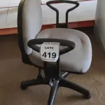 LOTE 419 - 01 CADEIRA DE ESCRITÓRIO COM RODINHAS. (NO ESTADO) ATENÇÃO! FAZER A VISITAÇÃO ANTES DE ARREMATAR, NÃO SABEMOS SE FUNCIONA. LEILÃO NÃO TEM GARANTIA E NEM DEVOLUÇÃO, SUJEITO A POSSÍVEIS AVARIAS VISÍVEIS/OCULTAS E/OU AUSÊNCIA DE COMPONENTES.