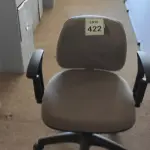 LOTE 422 - 01 CADEIRA DE ESCRITÓRIO COM RODINHAS. (NO ESTADO) ATENÇÃO! FAZER A VISITAÇÃO ANTES DE ARREMATAR, NÃO SABEMOS SE FUNCIONA. LEILÃO NÃO TEM GARANTIA E NEM DEVOLUÇÃO, SUJEITO A POSSÍVEIS AVARIAS VISÍVEIS/OCULTAS E/OU AUSÊNCIA DE COMPONENTES.