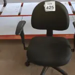 LOTE 425 - 01 CADEIRA DE ESCRITÓRIO COM RODINHAS. (NO ESTADO) ATENÇÃO! FAZER A VISITAÇÃO ANTES DE ARREMATAR, NÃO SABEMOS SE FUNCIONA. LEILÃO NÃO TEM GARANTIA E NEM DEVOLUÇÃO, SUJEITO A POSSÍVEIS AVARIAS VISÍVEIS/OCULTAS E/OU AUSÊNCIA DE COMPONENTES.