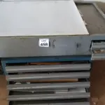 LOTE 458 - 01 MESA DE LUZ COM 07 GAVETAS, VÁRIAS CHAPAS DE ALUMÍNIO E MATÉRIAS DE GRÁFICAS DIVERSOS. (NO ESTADO) ATENÇÃO! FAZER A VISITAÇÃO ANTES DE ARREMATAR, NÃO SABEMOS SE FUNCIONA, LEILÃO NÃO TEM GARANTIA E NEM DEVOLUÇÃO, SUJEITO A POSSÍVEIS AVARIAS VISÍVEIS/OCULTAS E/OU AUSÊNCIA DE COMPONENTES.