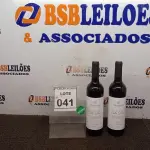LOTE 041 - 02 GARRAFAS DE VINHO TINTO VALA REAL PORTUGUÊS SAFRA 2019 750ML. (NO ESTADO) ATENÇÃO! FAZER A VISITAÇÃO ANTES DE ARREMATAR, NÃO SABEMOS SE FUNCIONA, LEILÃO NÃO TEM GARANTIA E NEM DEVOLUÇÃO, SUJEITO A POSSÍVEIS AVARIAS VISÍVEIS/OCULTAS E/OU AUSÊNCIA DE COMPONENTES.