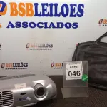 LOTE 046 - 01 PROJETOR MULTIMÍDIA MARCA EPSON COM BOLSA. (NO ESTADO) ATENÇÃO! FAZER A VISITAÇÃO ANTES DE ARREMATAR, NÃO SABEMOS SE FUNCIONA, LEILÃO NÃO TEM GARANTIA E NEM DEVOLUÇÃO, SUJEITO A POSSÍVEIS AVARIAS VISÍVEIS/OCULTAS E/OU AUSÊNCIA DE COMPONENTES.