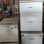 LOTE 337 - 04 GAVETEIROS E 01 MESA DE COMPUTADOR. (NO ESTADO) ATENÇÃO! FAZER A VISITAÇÃO ANTES DE ARREMATAR, NÃO SABEMOS SE FUNCIONA, LEILÃO NÃO TEM GARANTIA E NEM DEVOLUÇÃO, SUJEITO A POSSÍVEIS AVARIAS VISÍVEIS/OCULTAS E/OU AUSÊNCIA DE COMPONENTES.