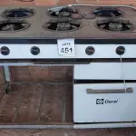 LOTE 451 - 01 FOGÃO INDUSTRIAL COM 06 BOCAS. (NO ESTADO) ATENÇÃO! FAZER A VISITAÇÃO ANTES DE ARREMATAR, NÃO SABEMOS SE FUNCIONA. LEILÃO NÃO TEM GARANTIA E NEM DEVOLUÇÃO, SUJEITO A POSSÍVEIS AVARIAS VISÍVEIS/OCULTAS E/OU AUSÊNCIA DE COMPONENTES.