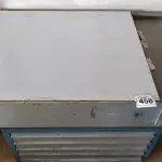 LOTE 458 - 01 MESA DE LUZ COM 07 GAVETAS, VÁRIAS CHAPAS DE ALUMÍNIO E MATÉRIAS DE GRÁFICAS DIVERSOS. (NO ESTADO) ATENÇÃO! FAZER A VISITAÇÃO ANTES DE ARREMATAR, NÃO SABEMOS SE FUNCIONA, LEILÃO NÃO TEM GARANTIA E NEM DEVOLUÇÃO, SUJEITO A POSSÍVEIS AVARIAS VISÍVEIS/OCULTAS E/OU AUSÊNCIA DE COMPONENTES.