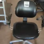 LOTE 180 - 01 CADEIRA DE ESCRITÓRIO COM RODINHAS. (NO ESTADO) ATENÇÃO! FAZER A VISITAÇÃO ANTES DE ARREMATAR, NÃO SABEMOS SE FUNCIONA. LEILÃO NÃO TEM GARANTIA E NEM DEVOLUÇÃO, SUJEITO A POSSÍVEIS AVARIAS VISÍVEIS/OCULTAS E/OU AUSÊNCIA DE COMPONENTES.