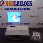 LOTE 252 - 01 PROJETOR MARCA EPSON. (NO ESTADO) ATENÇÃO! FAZER A VISITAÇÃO ANTES DE ARREMATAR, NÃO SABEMOS SE FUNCIONA, LEILÃO NÃO TEM GARANTIA E NEM DEVOLUÇÃO, SUJEITO A POSSÍVEIS AVARIAS VISÍVEIS/OCULTAS E/OU AUSÊNCIA DE COMPONENTES.