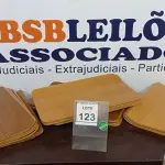 LOTE 123 - 20 PEÇAS DE MADEIRA. (NO ESTADO) ATENÇÃO! FAZER A VISITAÇÃO ANTES DE ARREMATAR, NÃO SABEMOS SE FUNCIONA. LEILÃO NÃO TEM GARANTIA E NEM DEVOLUÇÃO, SUJEITO A POSSÍVEIS AVARIAS VISÍVEIS/OCULTAS E/OU AUSÊNCIA DE COMPONENTES.