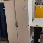 LOTE 392 - 01 ARMÁRIO DE MADEIRA COM 02 PORTAS 04 PRATELEIRAS DE 1.60.X0.79. (NO ESTADO) ATENÇÃO! FAZER A VISITAÇÃO ANTES DE ARREMATAR, NÃO SABEMOS SE FUNCIONA, LEILÃO NÃO TEM GARANTIA E NEM DEVOLUÇÃO, SUJEITO A POSSÍVEIS AVARIAS VISÍVEIS/OCULTAS E/OU AUSÊNCIA DE COMPONENTES.